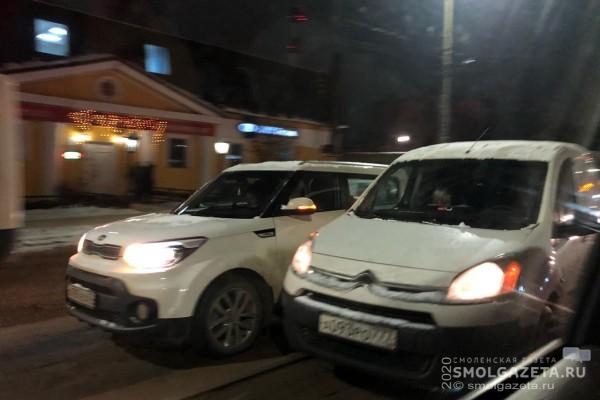Автоавария на улице Кашена в Смоленске затормозила движение трамваев
