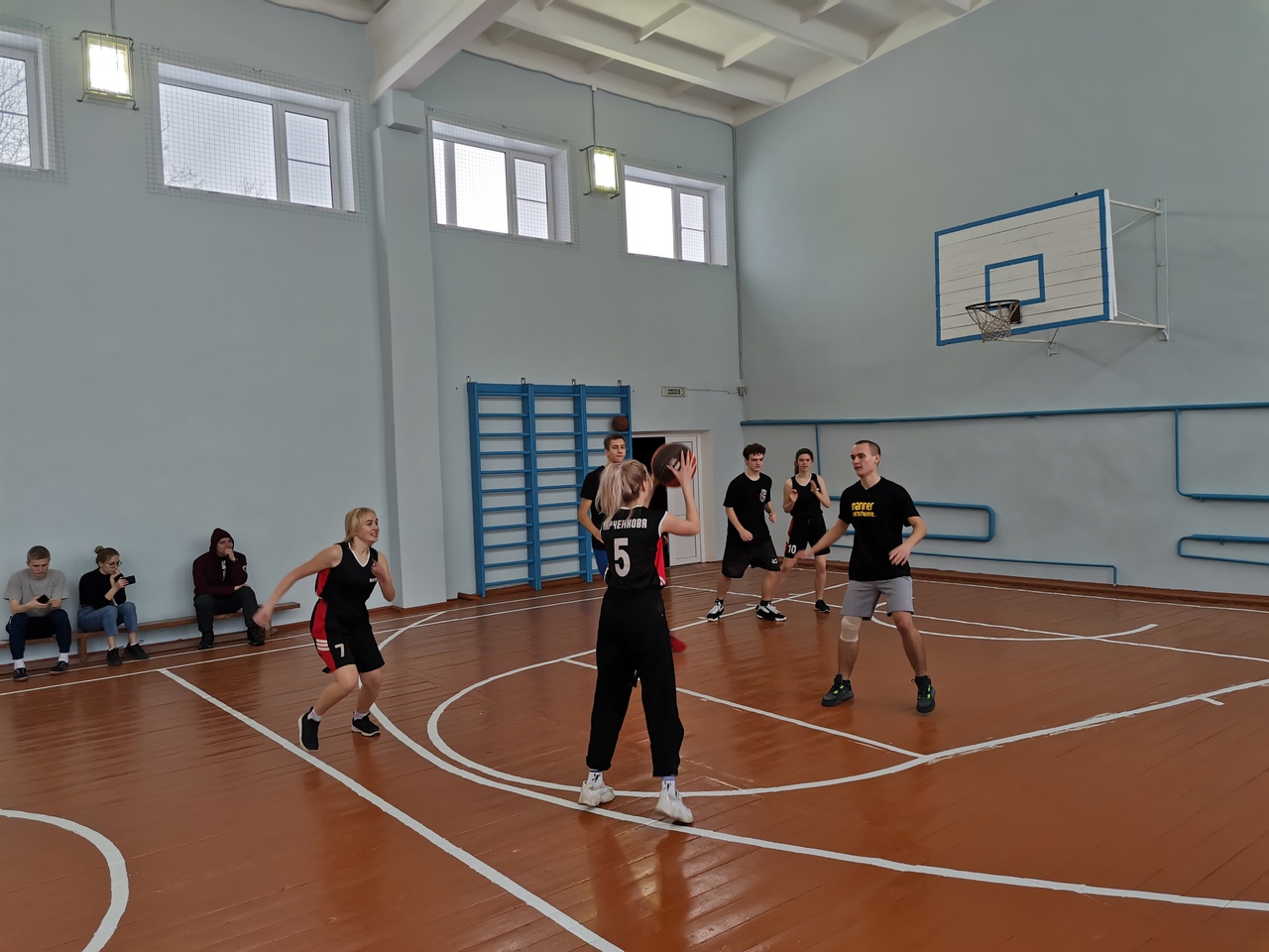 В Починке прошёл рождественский турнир по стрит-баскетболу