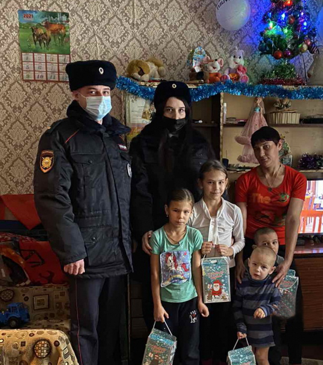 Полицейский Дед Мороз поздравил детей в Рудне
