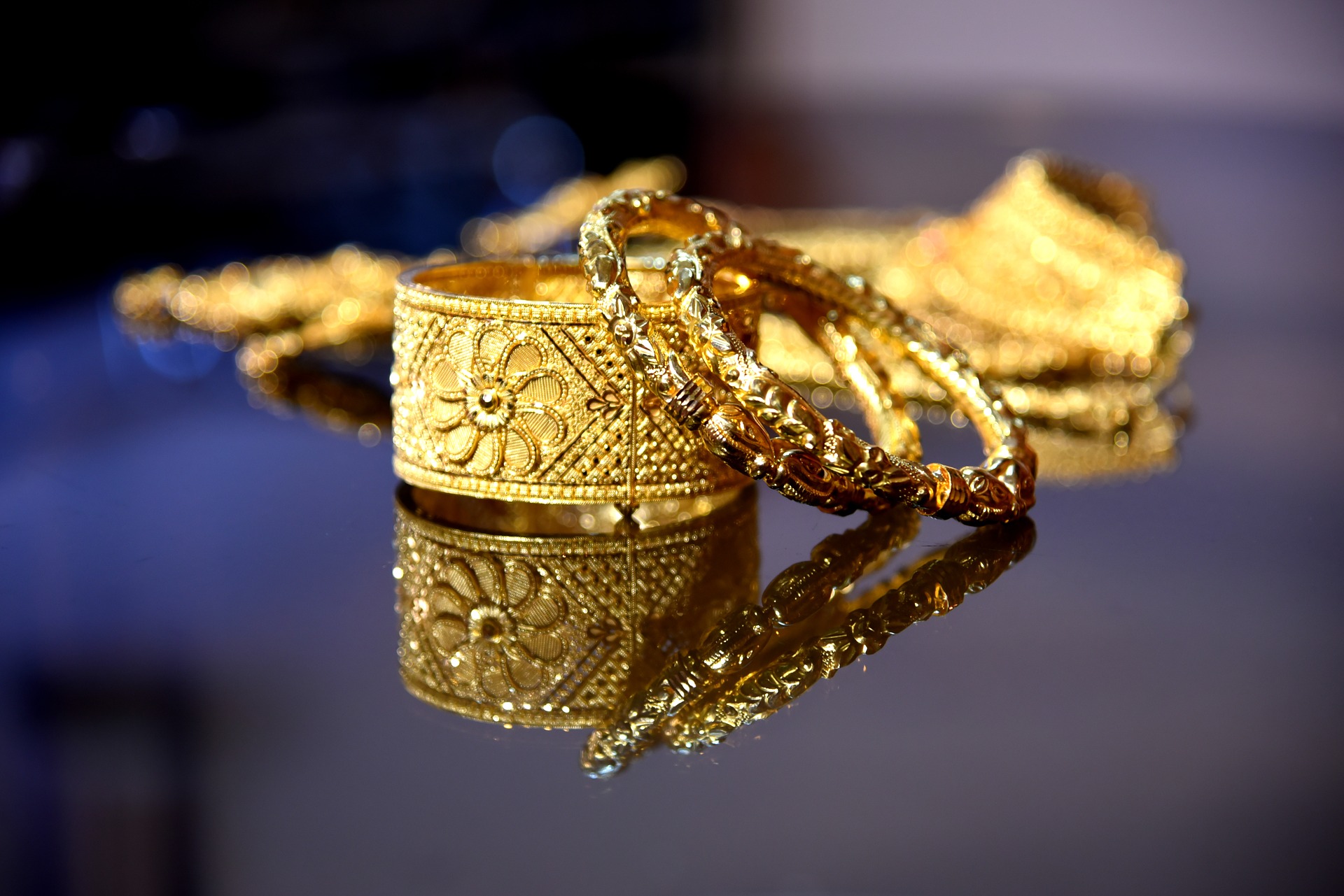 В Рославле экс-сотрудник магазина украла золотые украшения