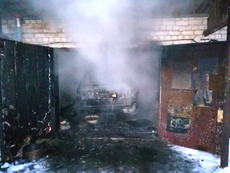 В Дорогобужском районе в гараже сгорела иномарка