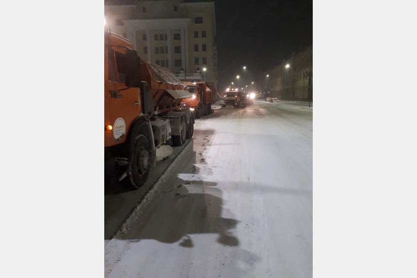 В Смоленске продолжается уборка улиц от снега и наледи