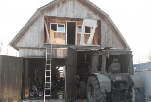 В Хиславичах в гараже сгорел трактор 