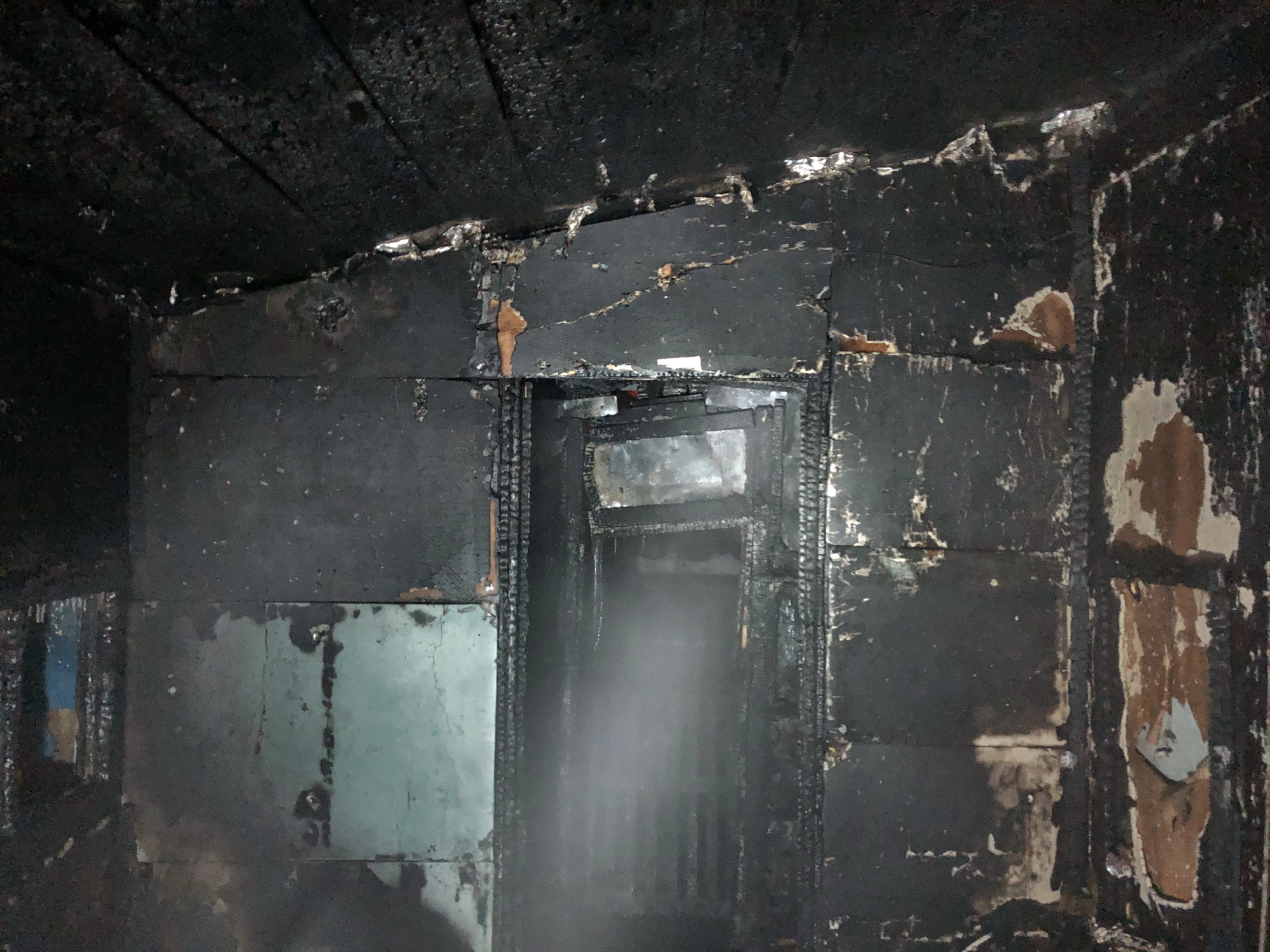 В Хиславичах соседи спасли хозяина загоревшегося дома