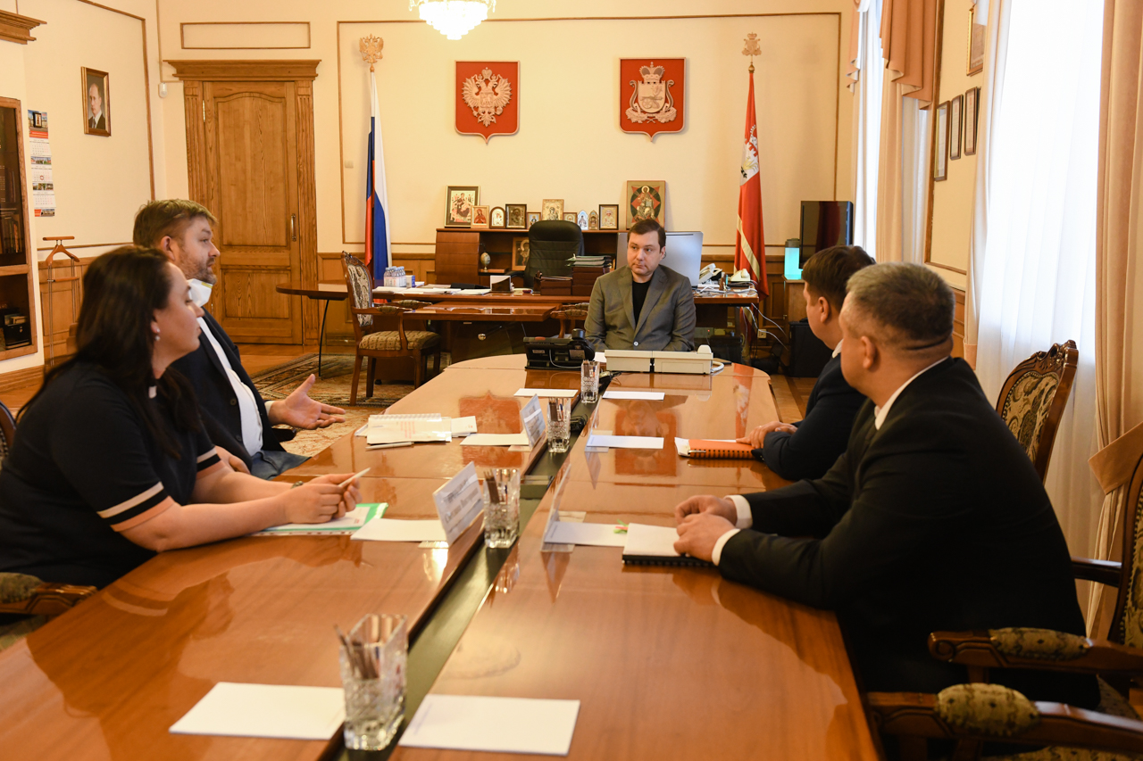 Губернатор провёл рабочую встречу с гендиректором компании «ЭГГЕР Древпродукт Гагарин»