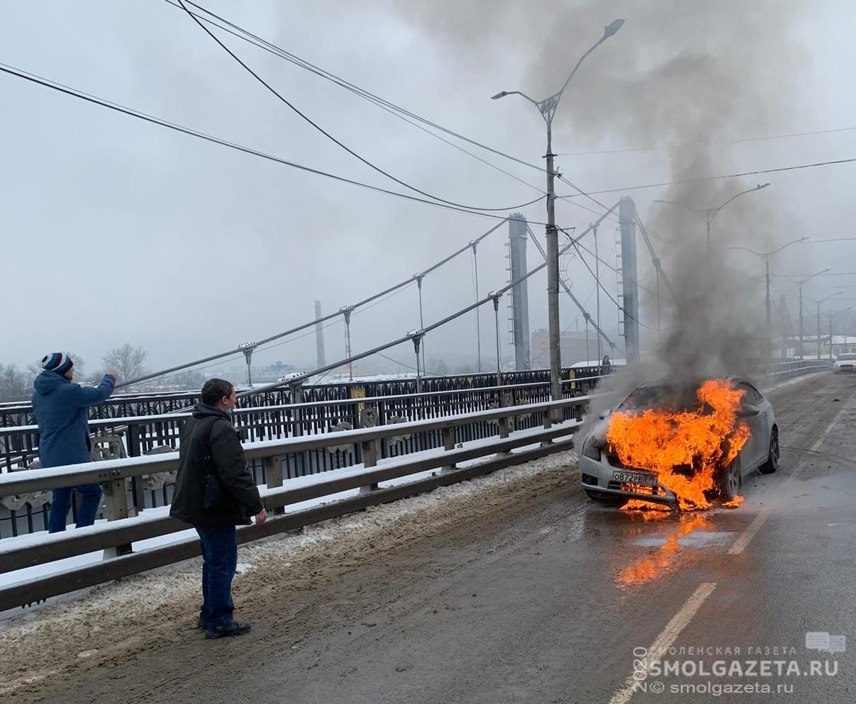 В Смоленске на Успенском мосту загорелась иномарка