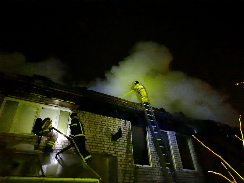 В Смоленске 18 спасателей тушили пожар в жилом доме