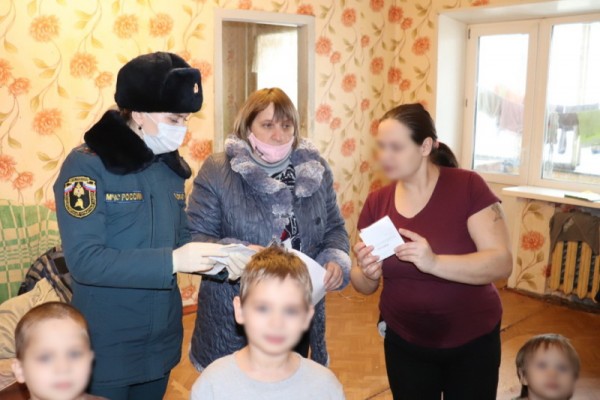 Многодетным семьям Гагарина установили пожарные извещатели