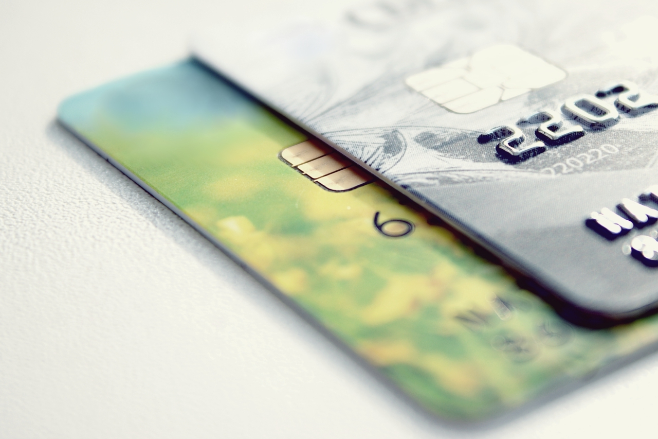 В Смоленском районе гражданин расплачивался найденной банковской картой