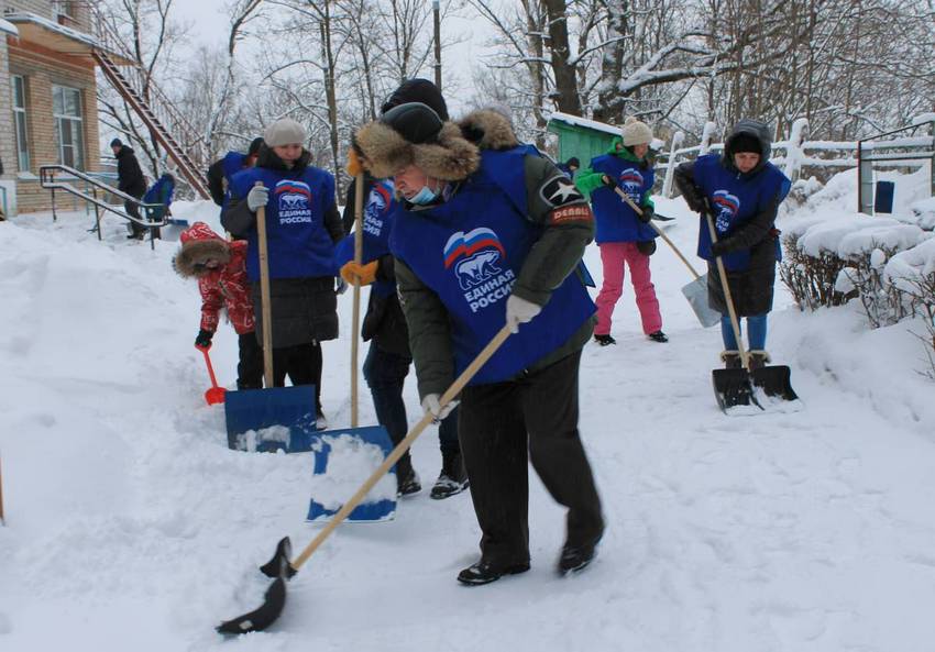 Смоленские единороссы расчистили от снега три детских сада