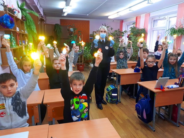 Сотрудники ГИБДД научили смоленских школьников создавать световозвращающие аксессуары 