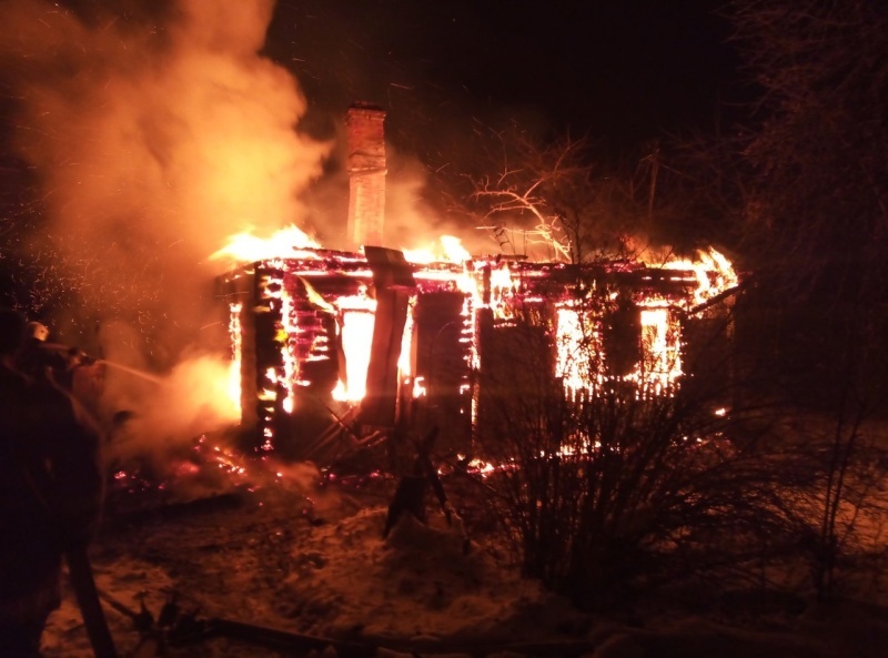 В Рославльском районе ночью горел жилой дом