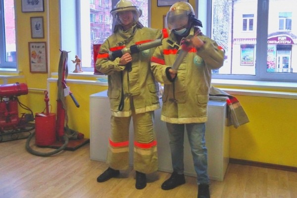 Студенты Смоленского медколледжа посетили музей пожарных и спасателей