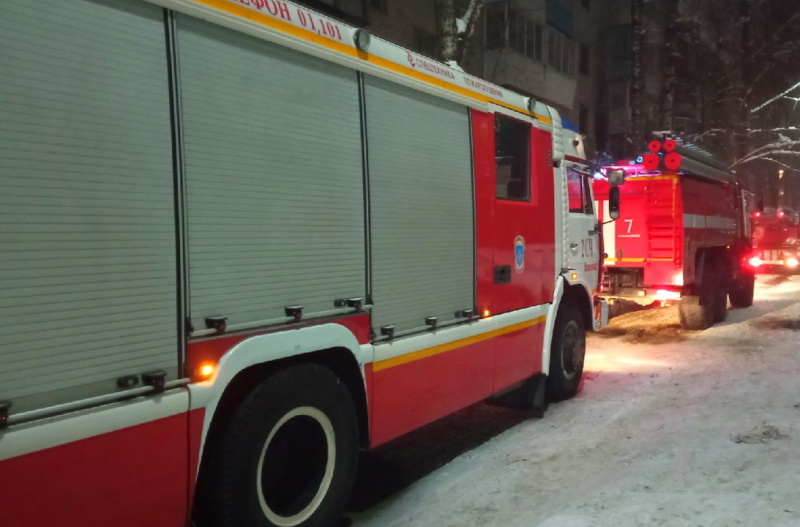 В Смоленске четырех человек огнеборцы вывели из задымленной пятиэтажки