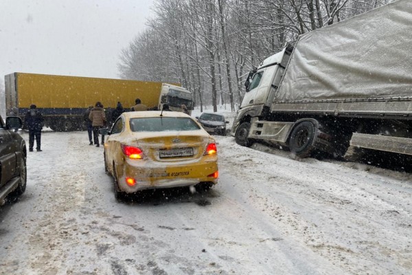 В Смоленской области на трассе М-1 серьёзная авария: столкнулись фура и «Kia»