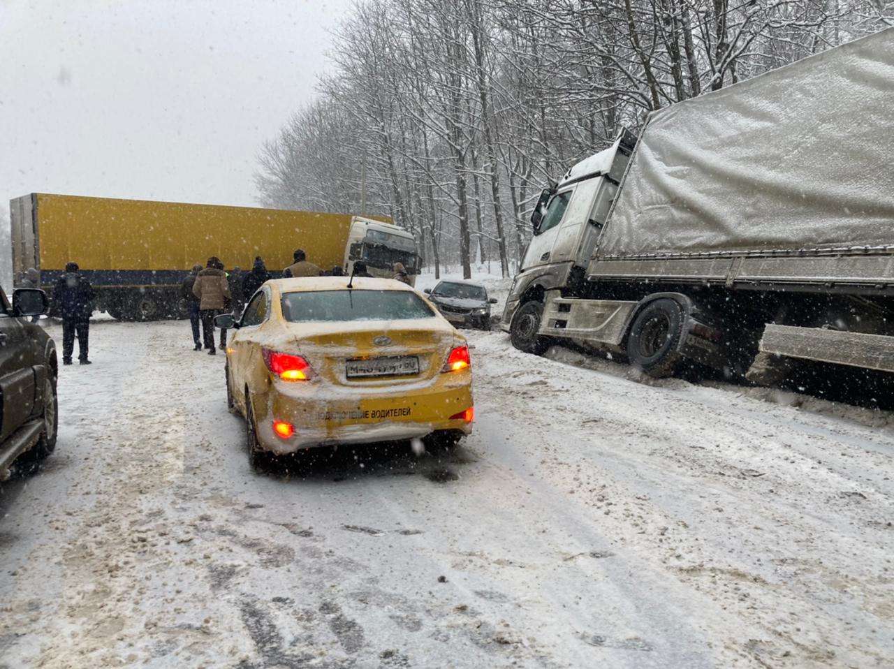 В Смоленской области на трассе М-1 серьёзная авария: столкнулись фура и «Kia»