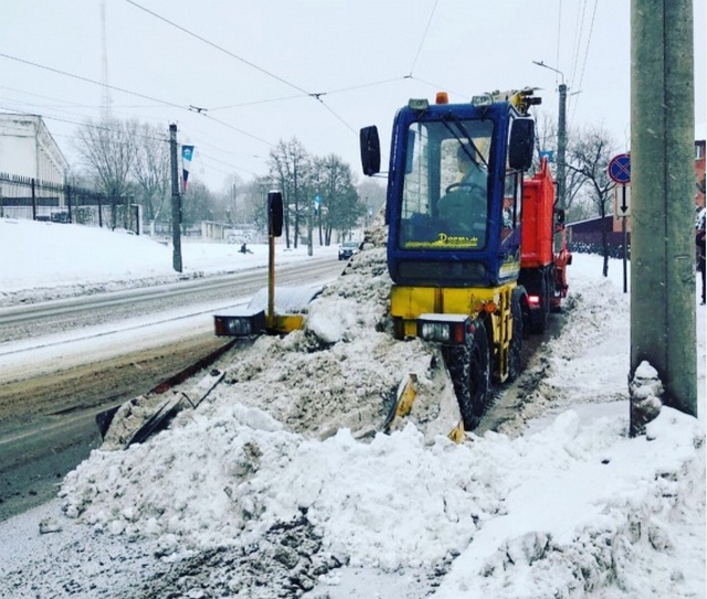 Смоленские коммунальщики чистят улицы города от снега