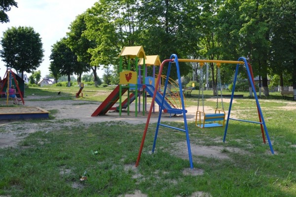 Прокуратура добилась установки детской площадки в деревне в Глинковском районе