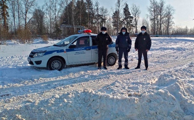 Смоленские полицейские помогли автоледи выбраться из сугроба