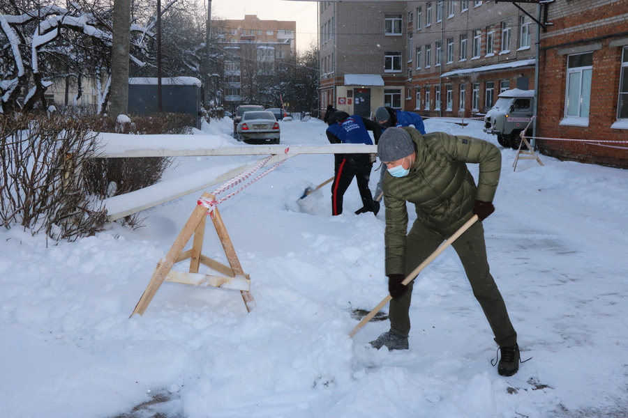 Добровольцы помогают убирать снег с территории социальных объектов Смоленска