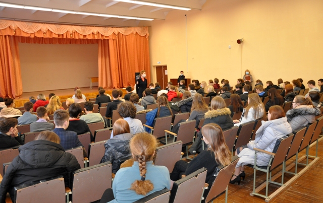 В Смоленске сотрудники полиции провели профилактические беседы со школьниками