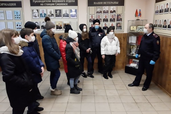 В Смоленске транспортные полицейские провели для школьников акцию «Наша профессия»