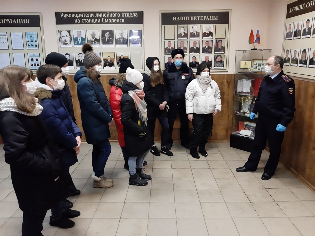 В Смоленске транспортные полицейские провели для школьников акцию «Наша профессия»