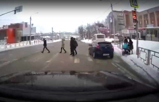 В Смоленске водитель заплатит штраф за непропуск пешеходов