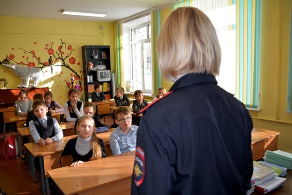 В Смоленске сотрудники полиции проводят со школьниками беседы о личной безопасности