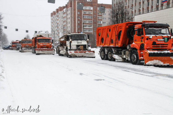 В Смоленске ликвидируют последствия снегопада
