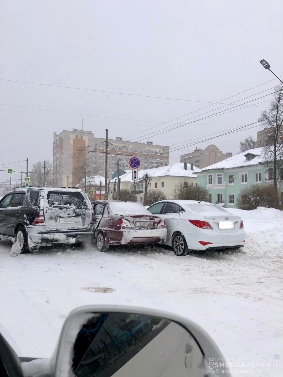 В Смоленске на улице Крупской столкнулись три автомобиля