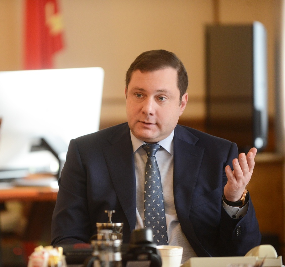 Губернатор Алексей Островский поздравляет смолян с Днем защитника Отечества