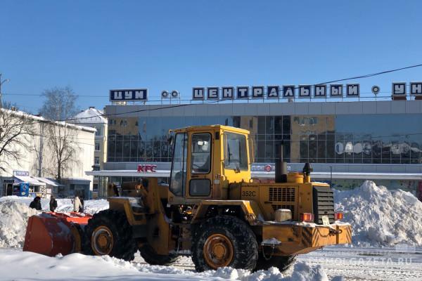 В Смоленске устраняют последствия аномального снегопада