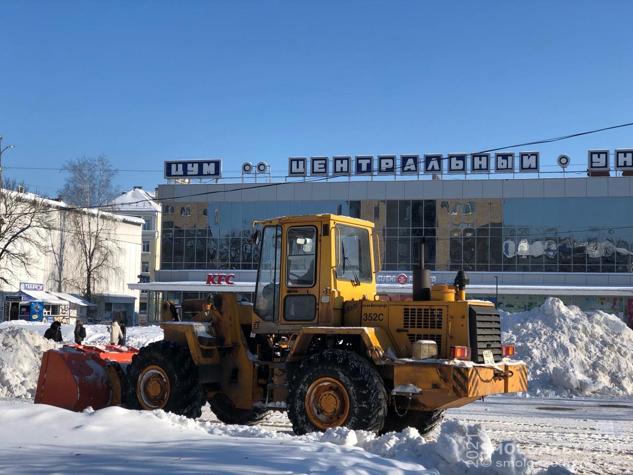 В Смоленске устраняют последствия аномального снегопада