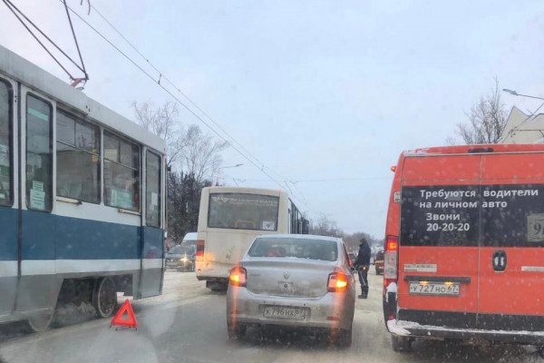 Автомобильная авария на улице Фрунзе в Смоленске мешает трамвайному движению