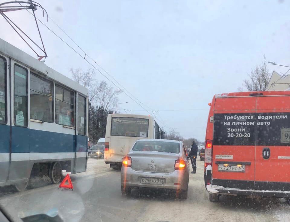 Автомобильная авария на улице Фрунзе в Смоленске мешает трамвайному движению