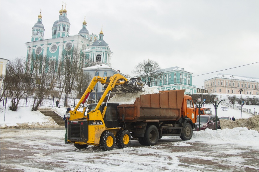 В Смоленске за сутки вывезли более 620 кубометров снега с улиц