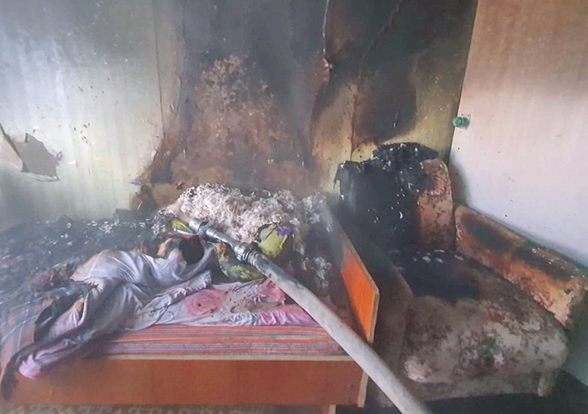В Рославле пожарные спасли 90-летнюю женщину из горящей квартиры