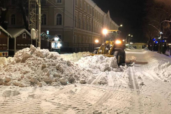 В Смоленске продолжается уборка снега