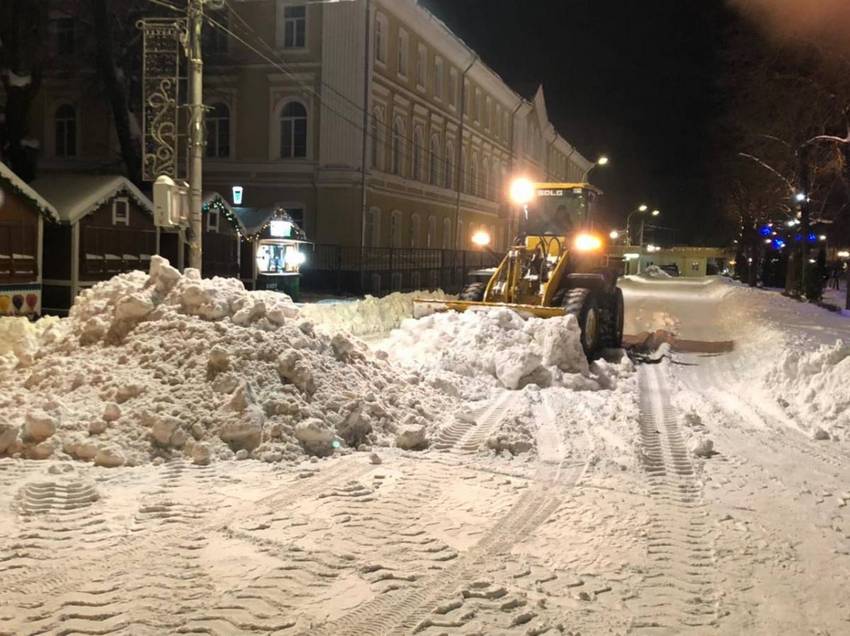 В Смоленске продолжается уборка снега
