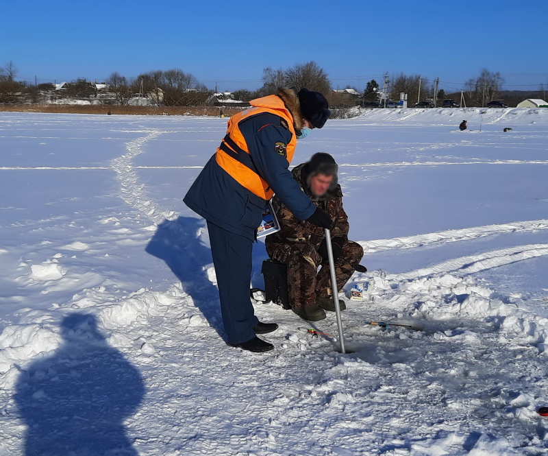 В Краснинском районе рыбакам рассказали о мерах безопасности на водоемах