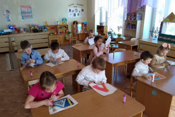Сотрудники дорожной полиции Рославля провели занятие по ПДД в детском саду