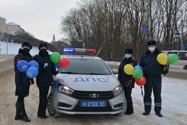 Полицейские поздравили смоленских водителей с 23 февраля