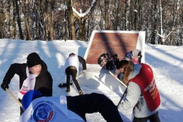 Смоленские волонтеры расчистили от снега крупный мемориал по улице Нарвская