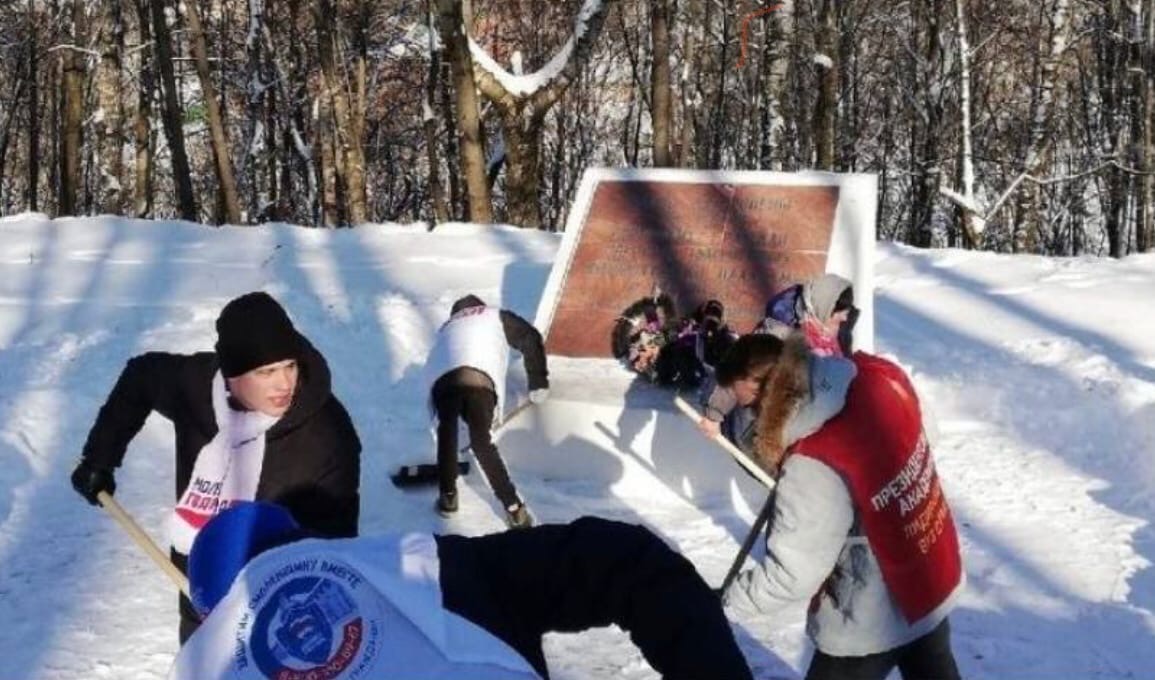 Смоленские волонтеры расчистили от снега крупный мемориал по улице Нарвская
