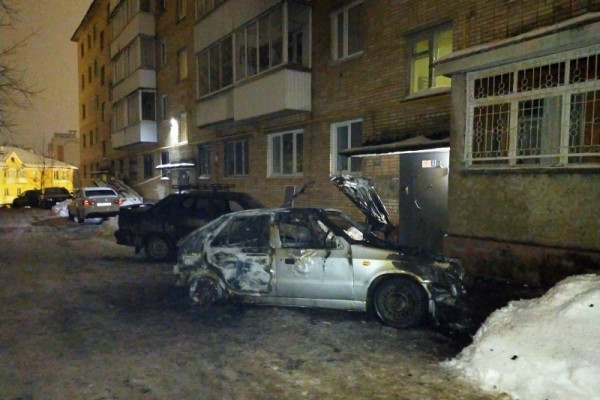 В Смоленске на улице Фрунзе сгорела «Skoda Felicia»