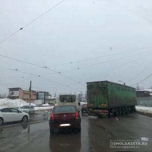 В Смоленске на улице Кашена столкнулись фура и кроссовер