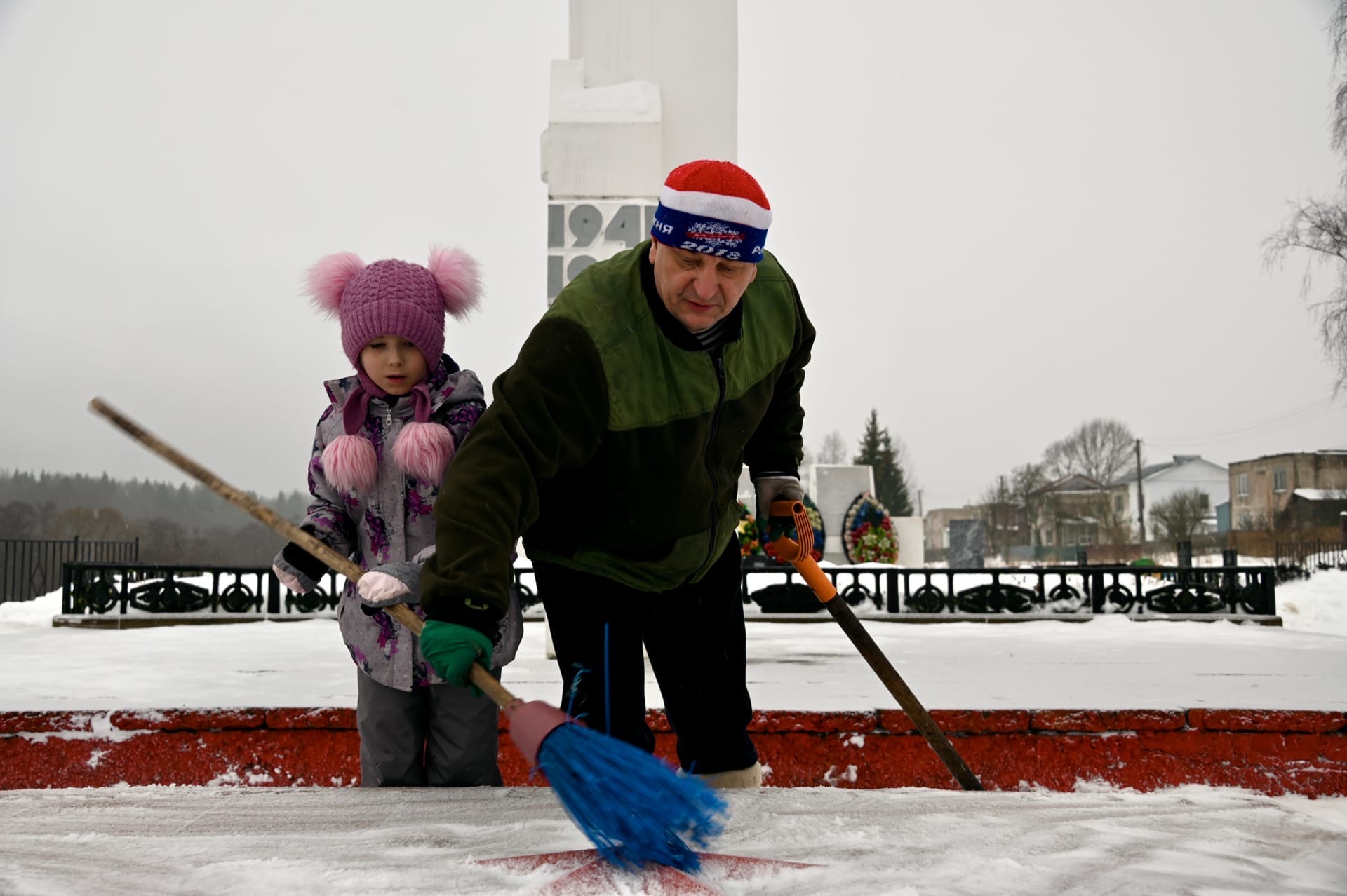 Игорь Ляхов вместе с семьей очистил от снега территорию воинского захоронения в Рыбках