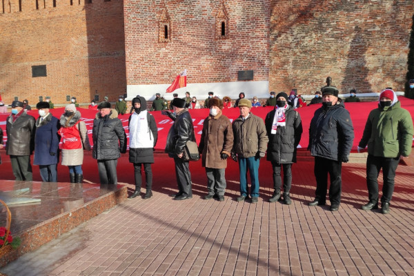 В центре Смоленска развернули масштабную копию Знамени Победы