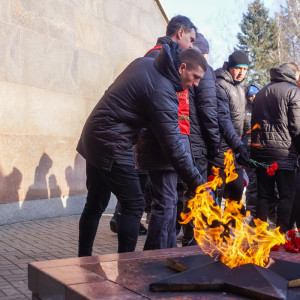 Футболисты «Смоленска» возложили цветы к Вечному огню в Реадовке 